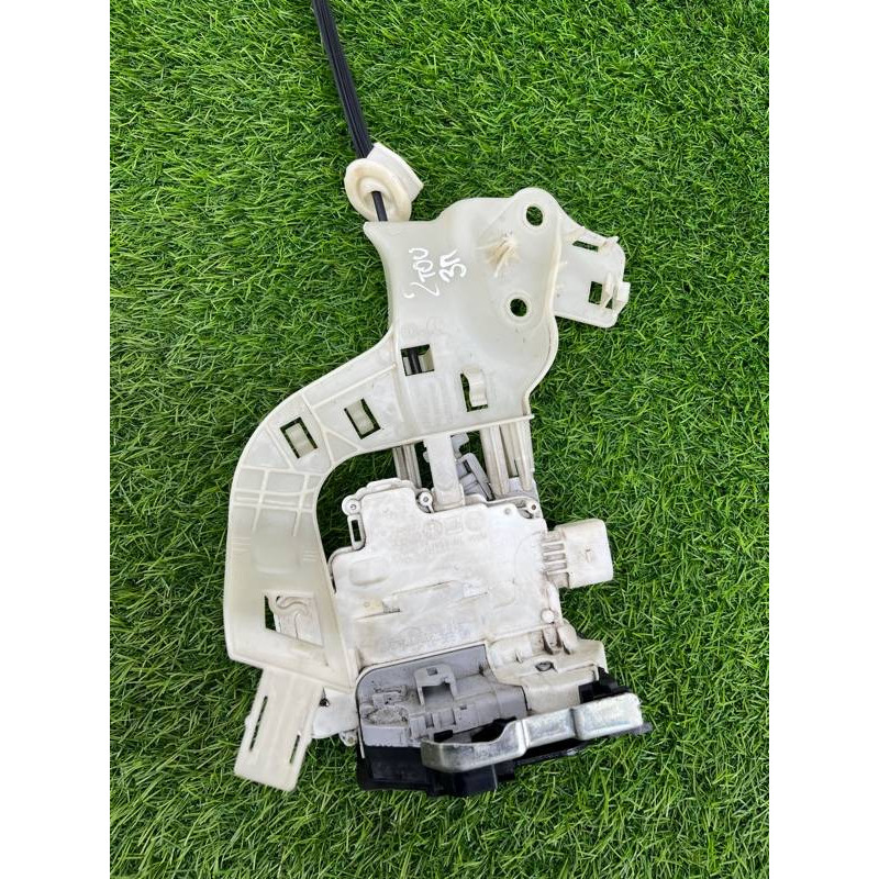 Замок двери (кузов и элементы) Volkswagen Touareg NF 2013 3.0 TDI CRCA 4G0839016