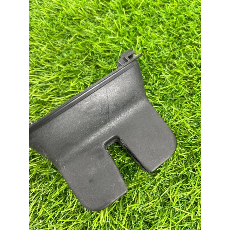 Накладка замка кришки багажника (салон) Volkswagen Passat B7 2014 1.8 561827520a