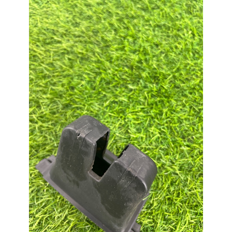 Накладка замка кришки багажника (салон) Volkswagen Passat B7 2014 1.8 561827520a