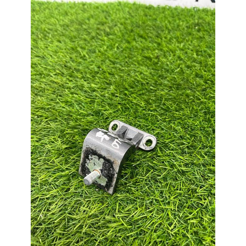 Петля багажника (кузов и элементы) Volkswagen Touareg NF 2013 3.0 TDI CRCA 1k6827301c