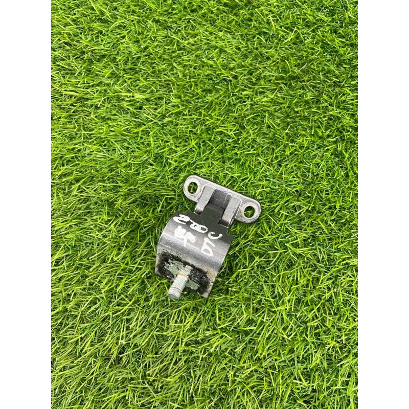 Петля багажника (кузов и элементы) Volkswagen Touareg NF 2013 3.0 TDI CRCA 1k6827301c