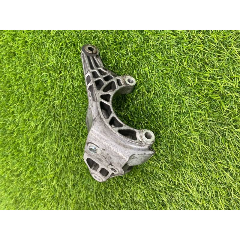 Кронштейн насоса гидроусилителя (кронштейны двигателя) Volkswagen Touareg NF 2013 3.0 TDI CRCA 059145167am