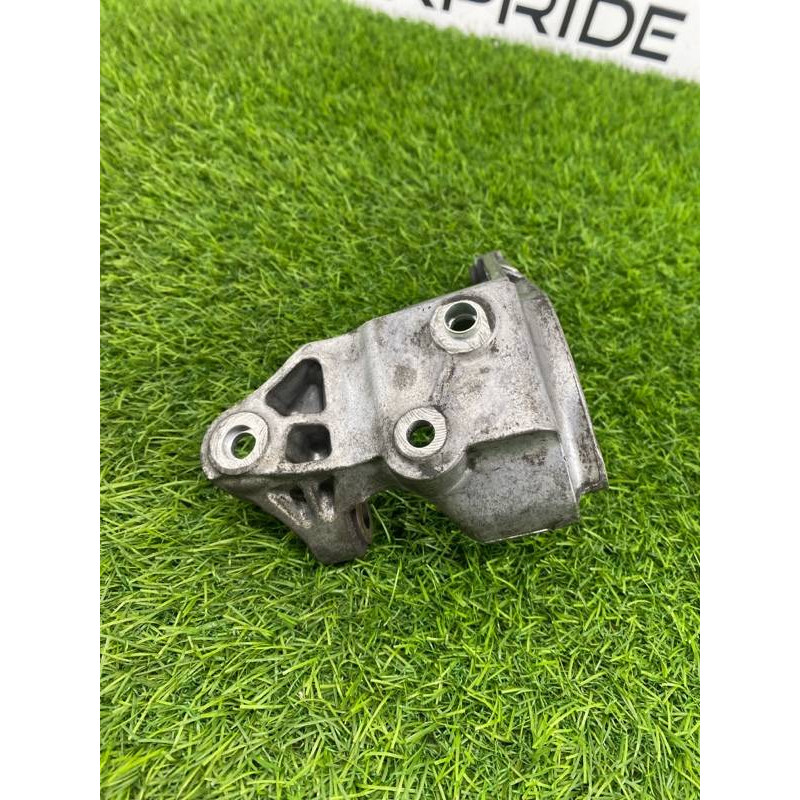 Кронштейн насоса гидроусилителя (кронштейны двигателя) Volkswagen Touareg NF 2013 3.0 TDI CRCA 059145167am