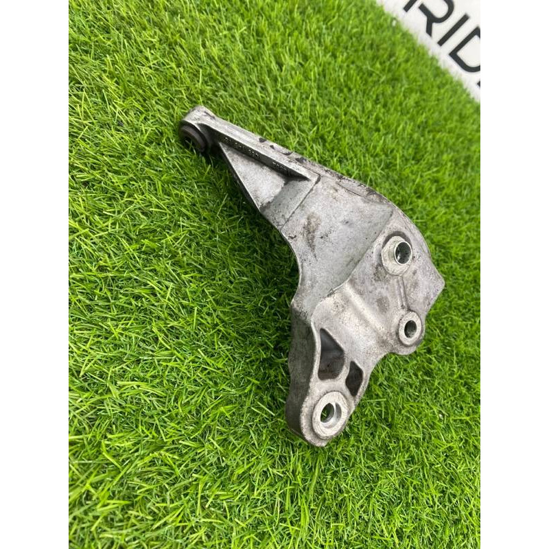 Кронштейн насоса гидроусилителя (кронштейны двигателя) Volkswagen Touareg NF 2013 3.0 TDI CRCA 059145167am