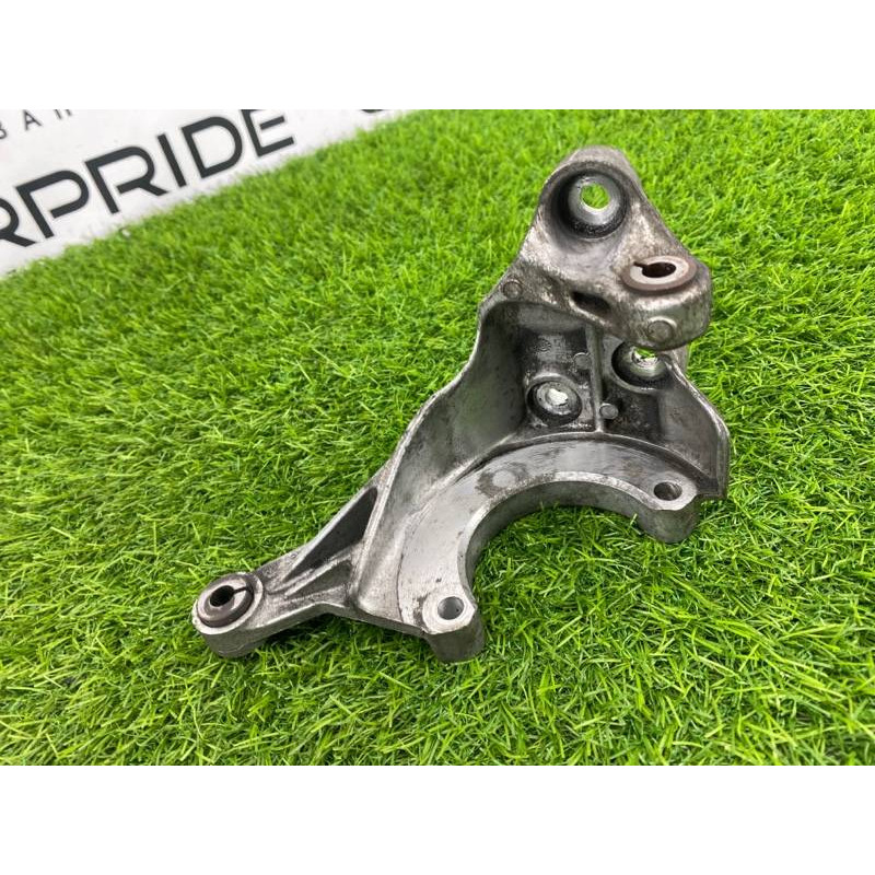 Кронштейн насоса гидроусилителя (кронштейны двигателя) Volkswagen Touareg NF 2013 3.0 TDI CRCA 059145167am