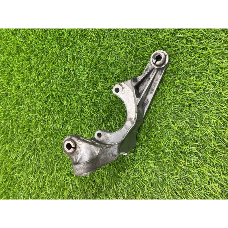 Кронштейн насоса гидроусилителя (кронштейны двигателя) Volkswagen Touareg NF 2013 3.0 TDI CRCA 059145167am