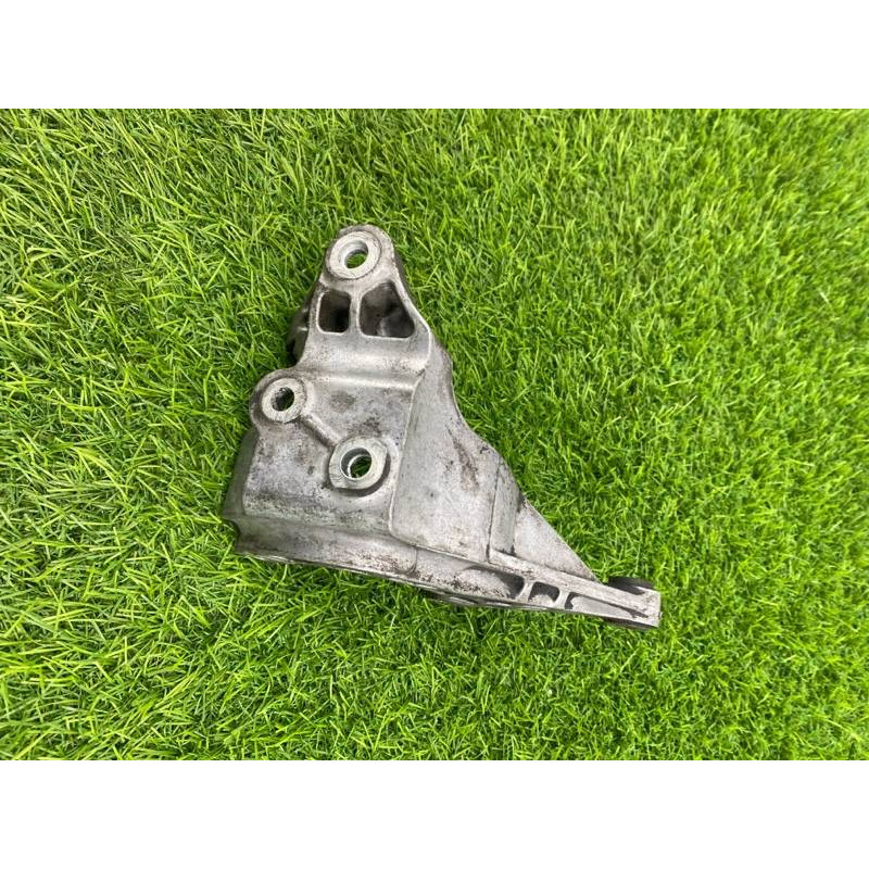 Кронштейн насоса гидроусилителя (кронштейны двигателя) Volkswagen Touareg NF 2013 3.0 TDI CRCA 059145167am