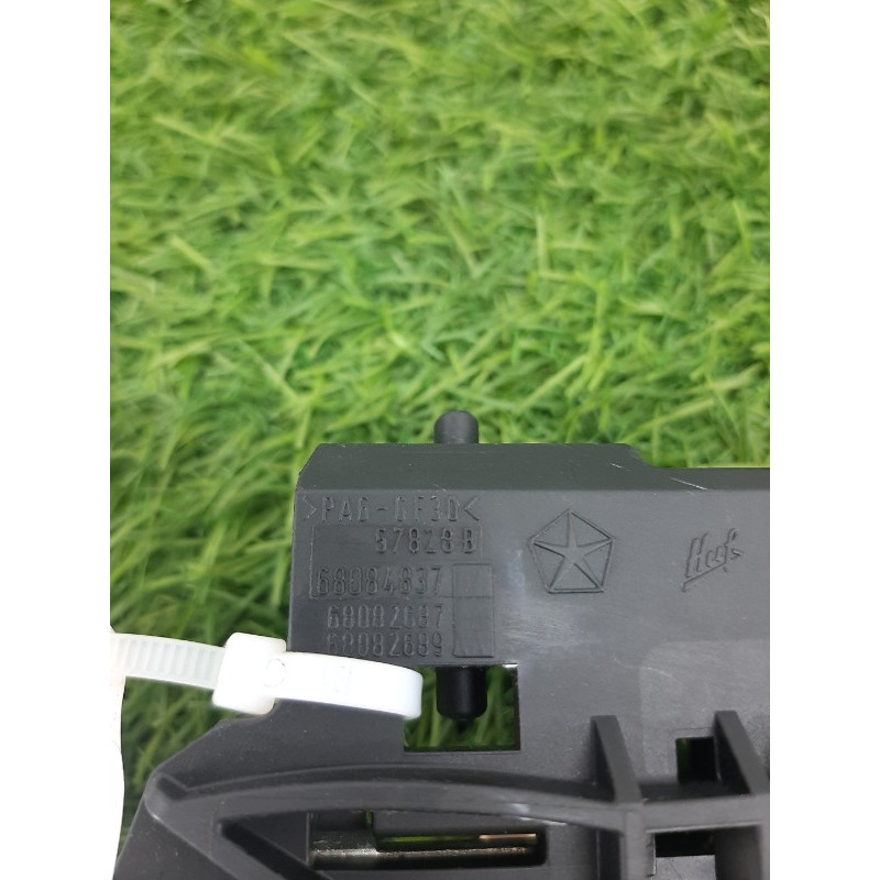 Кронштейн ручки дверей (кузов і елементи) Jeep Cherokee Trailhawk 2014 2.4 68082687AG