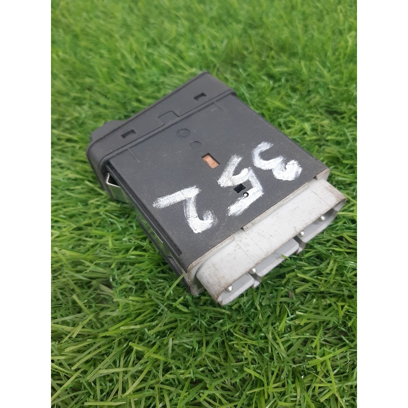 Кнопка противотуманных фар (электрика / кнопки) BMW 5-series E34 61318351238