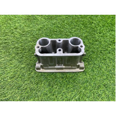 Вставка в гніздо свічки