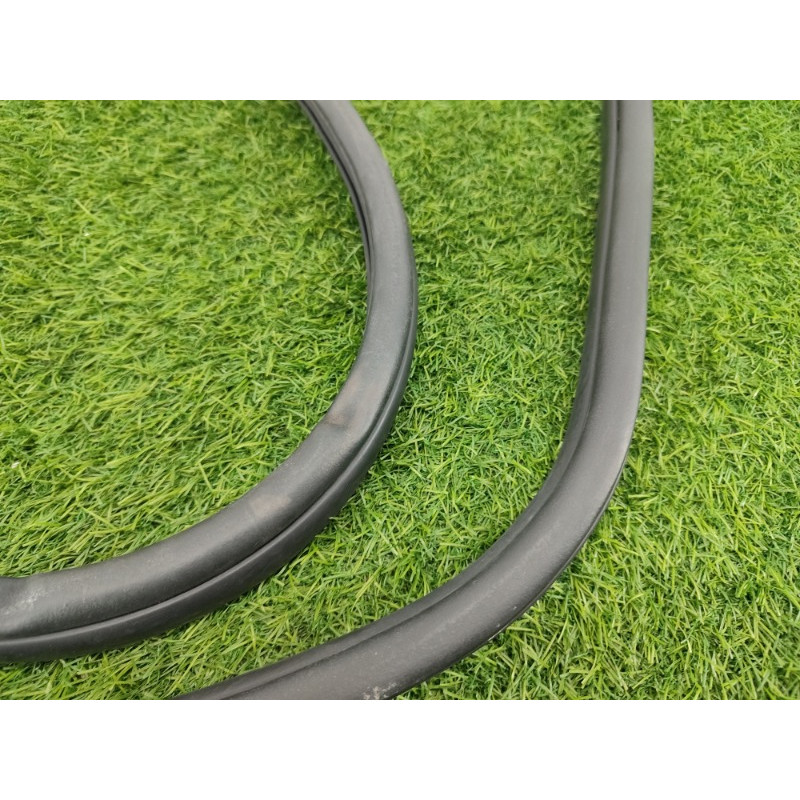 Уплотнитель проема двери (кузов и элементы) Jeep Grand Cherokee WK2 2018 3.6 55399255AE