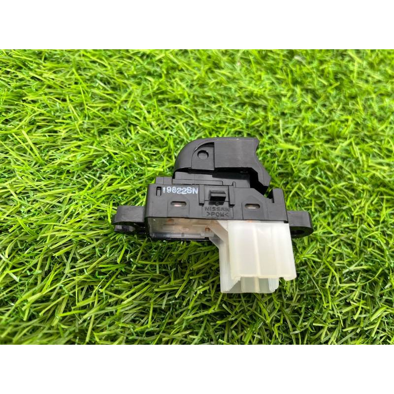 Кнопка стеклоподъемника (электрика / кнопки) Nissan Rogue T32 2020 2.5 25411-4CE0A