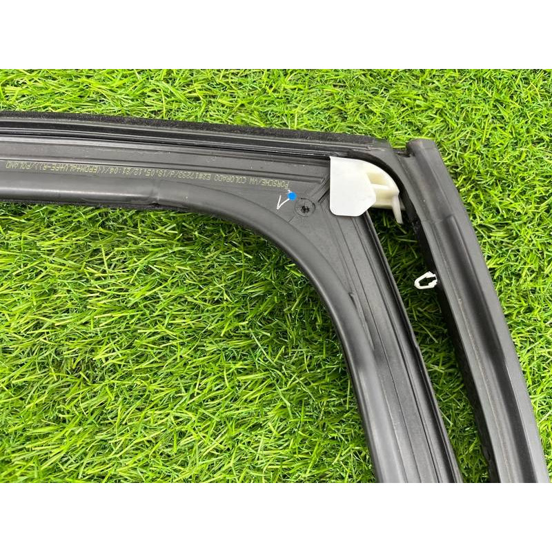 Ущільнювач скла дверей (кузов і елементи) Volkswagen Touareg NF 2013 3.0 TDI CRCA 7P0839432L