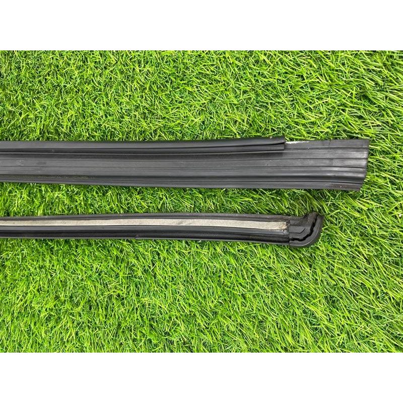Ущільнювач скла дверей (кузов і елементи) Volkswagen Touareg NF 2013 3.0 TDI CRCA 7P0839432L