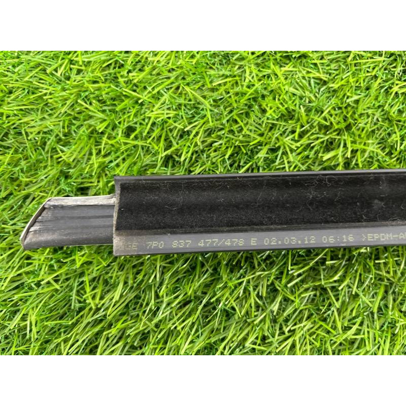 Молдинг скла (кузов і елементи) Volkswagen Touareg NF 2013 3.0 TDI CRCA 7P0837476H7Z7
