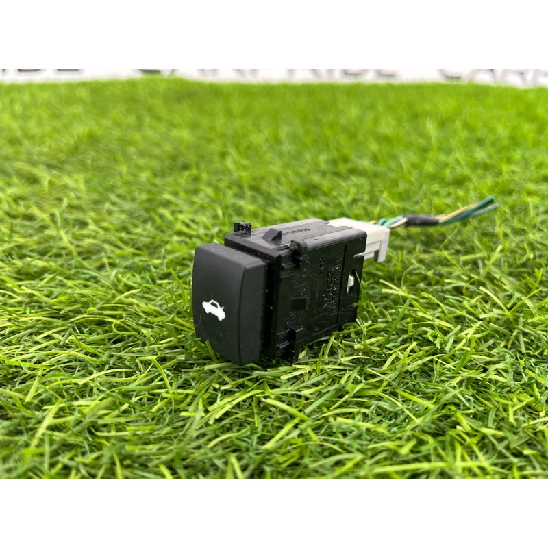 Кнопка открывания крышки багажника (электрика / кнопки) Subaru Legacy BN 2016 2.5 83002AL05A