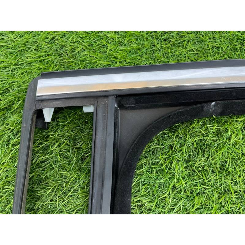 Ущільнювач скла дверей (кузов і елементи) Volkswagen Touareg NF 2013 3.0 TDI CRCA 7P0839431L