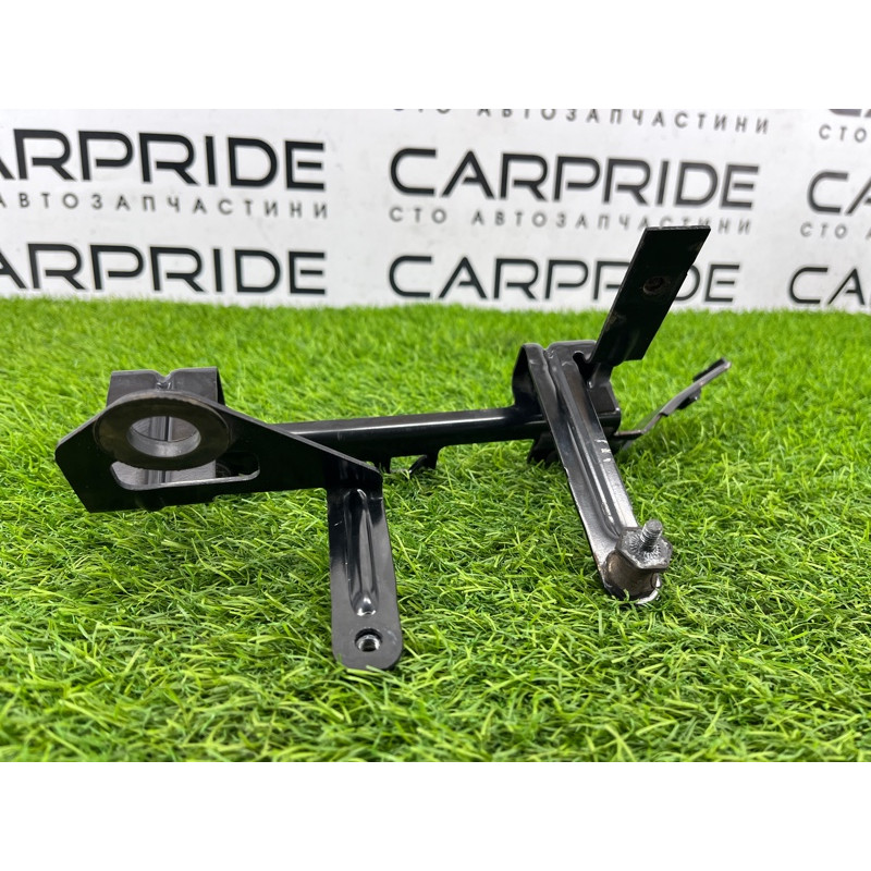 Кронштейн дополнительного насоса ОЖ (кронштейны двигателя) Volkswagen Touareg NF 2013 3.0 TDI CRCA 7P0819545B