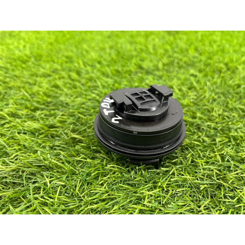 Крышка маслозаливной горловины (двигатель и элементы) Volkswagen Touareg NF 2013 3.0 TDI CRCA 06C103485N