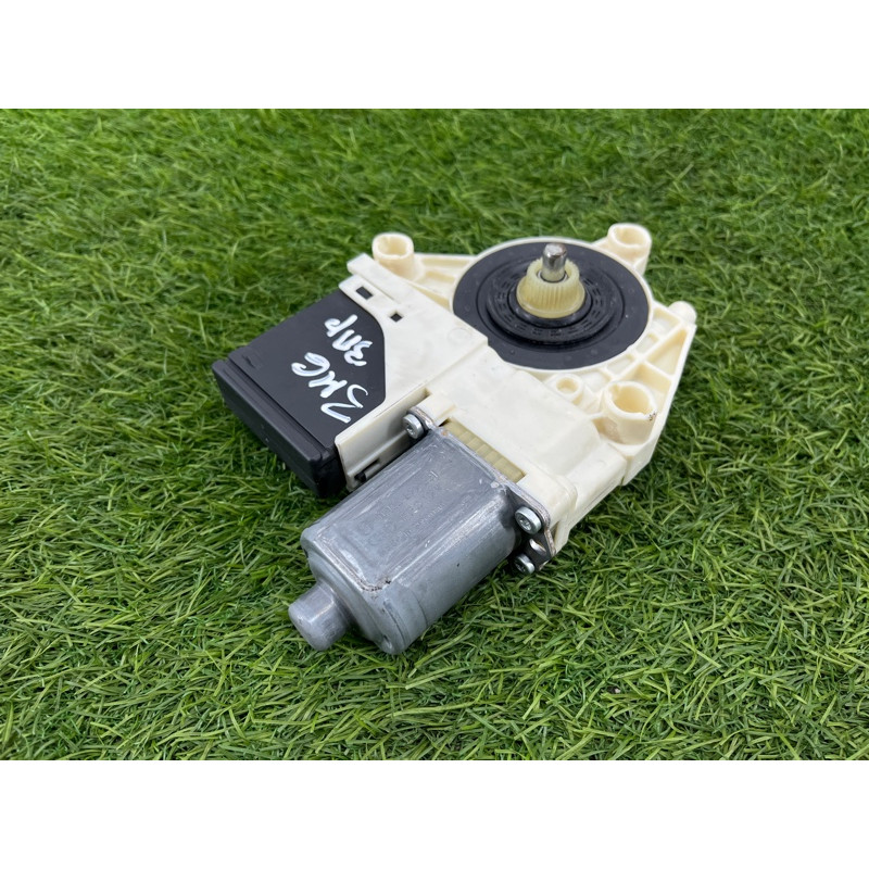 Мотор стеклоподъемника (электрика) Renault Megane 3 2011 1,5 dCi (K9K837) 827306548r