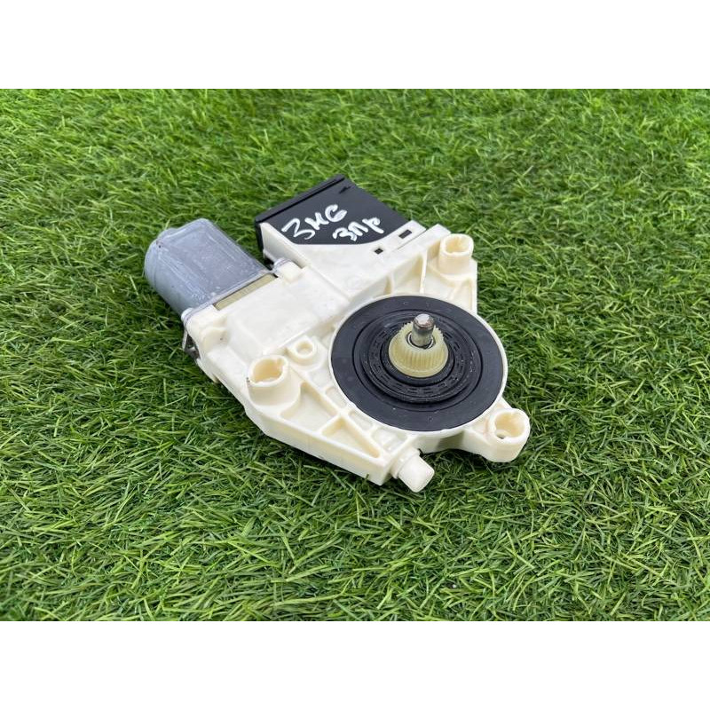 Мотор стеклоподъемника (электрика) Renault Megane 3 2011 1,5 dCi (K9K837) 827306548r