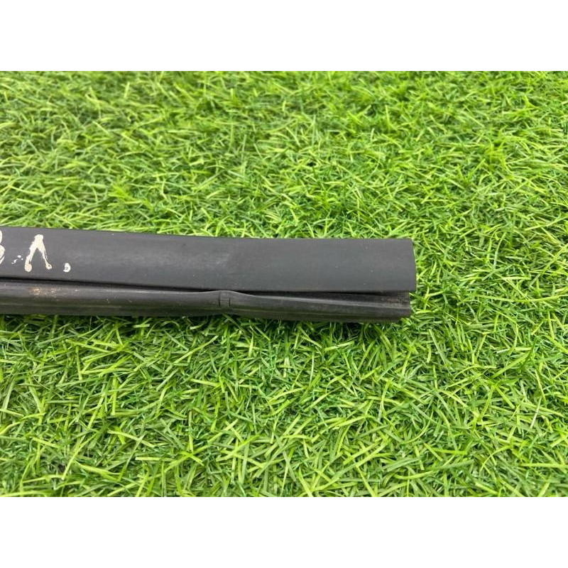 Уплотнитель стекла двери (кузов и элементы) Nissan Juke F15 2013 1.6 82331BA60A