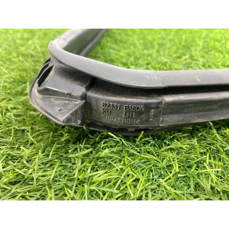 Уплотнитель стекла двери (кузов и элементы) Nissan Juke F15 2013 1.6 82331BA60A