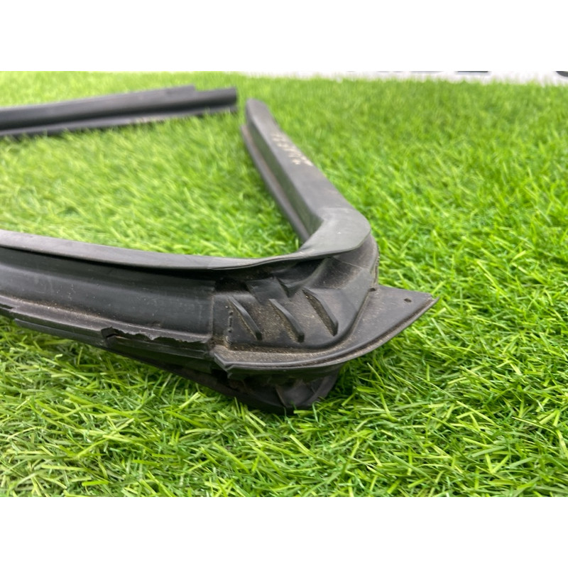 Уплотнитель стекла двери (кузов и элементы) Nissan Juke F15 2013 1.6 82331BA60A