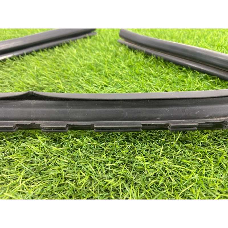 Уплотнитель стекла двери (кузов и элементы) Nissan Juke F15 2013 1.6 82331BA60A