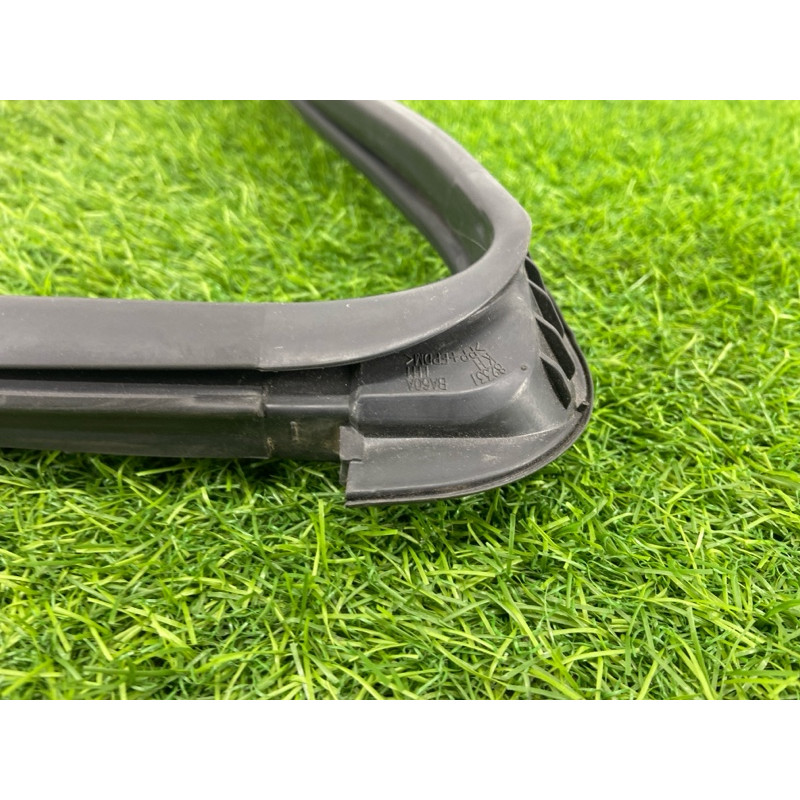 Уплотнитель стекла двери (кузов и элементы) Nissan Juke F15 2013 1.6 82331BA60A