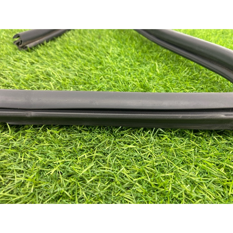 Уплотнитель стекла двери (кузов и элементы) Nissan Juke F15 2013 1.6 82331BA60A