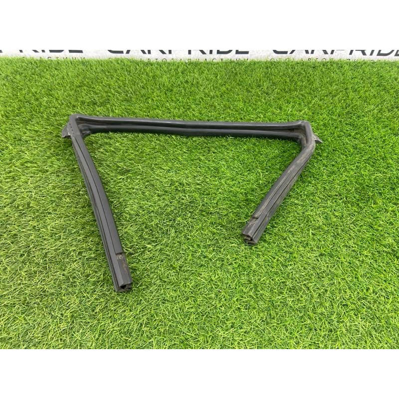 Уплотнитель стекла двери (кузов и элементы) Nissan Juke F15 2013 1.6 82331BA60A