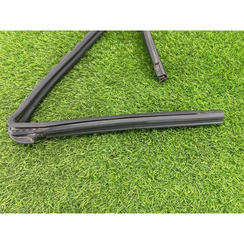 Уплотнитель стекла двери (кузов и элементы) Nissan Juke F15 2013 1.6 82331BA60A