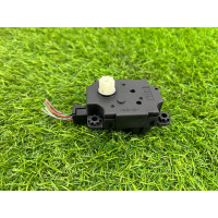 Привід заслонки обігрівача