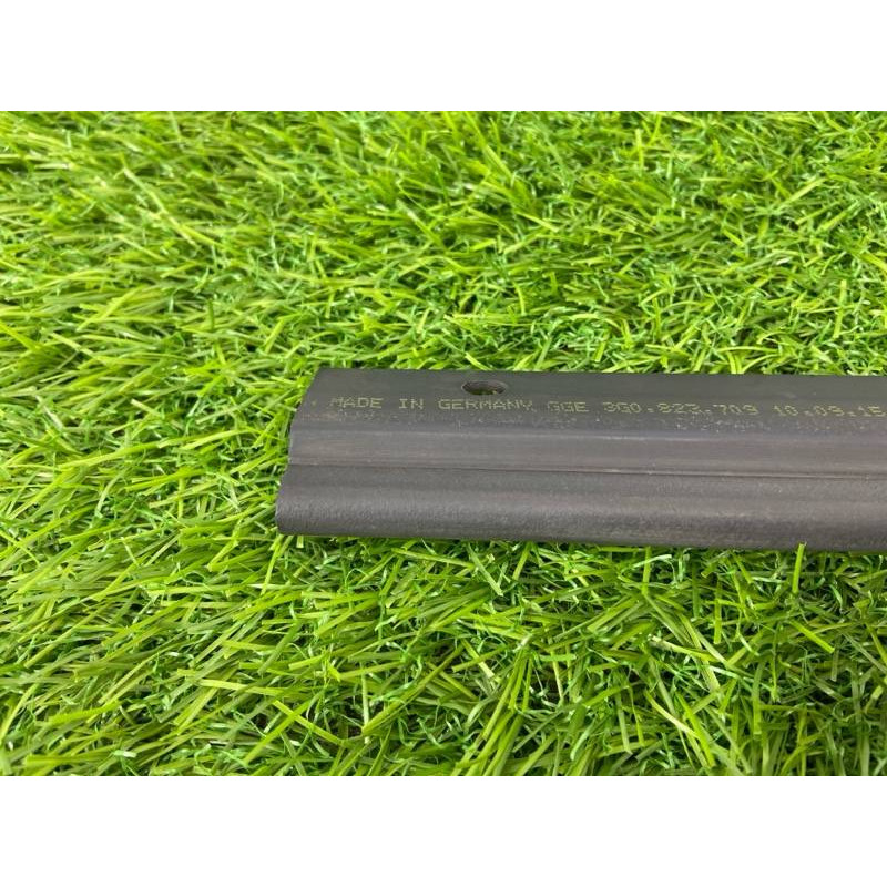 Уплотнитель капота (кузов и элементы) Volkswagen Passat B8 2016 2.0 tdi 3G0823709