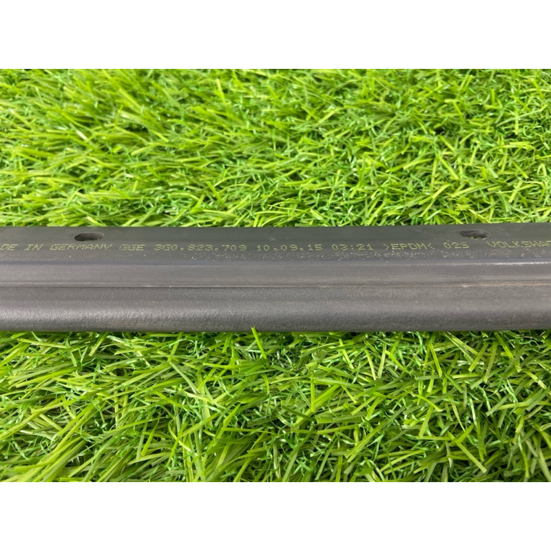 Уплотнитель капота (кузов и элементы) Volkswagen Passat B8 2016 2.0 tdi 3G0823709