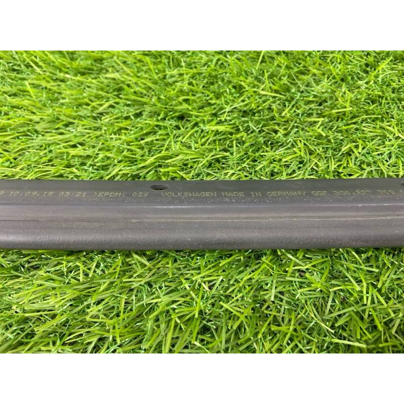 Уплотнитель капота (кузов и элементы) Volkswagen Passat B8 2016 2.0 tdi 3G0823709