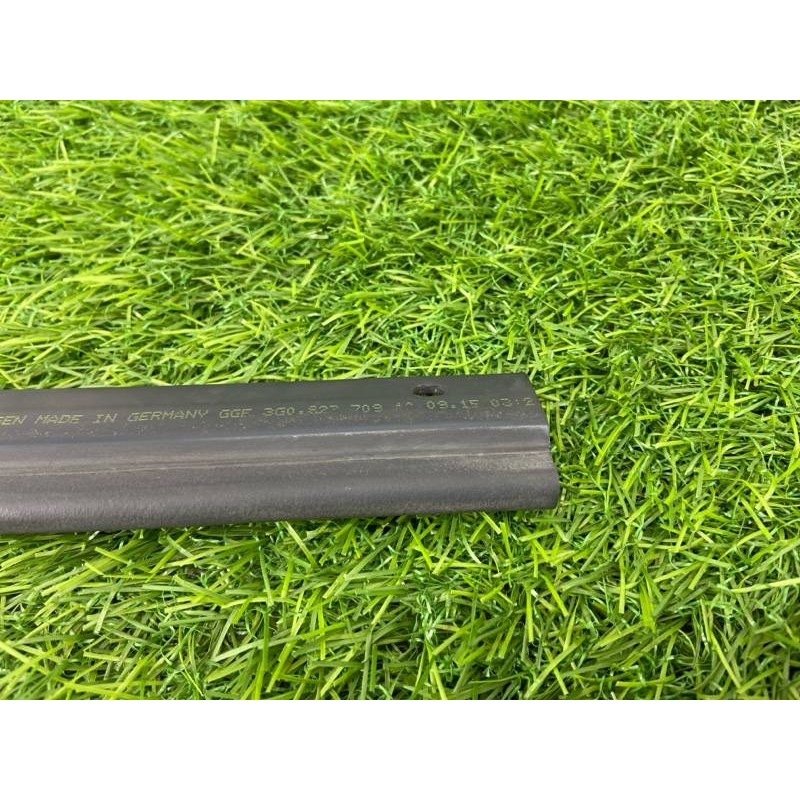 Уплотнитель капота (кузов и элементы) Volkswagen Passat B8 2016 2.0 tdi 3G0823709