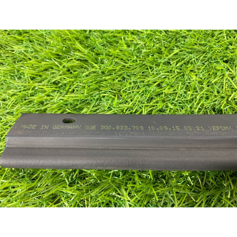 Уплотнитель капота (кузов и элементы) Volkswagen Passat B8 2016 2.0 tdi 3G0823709