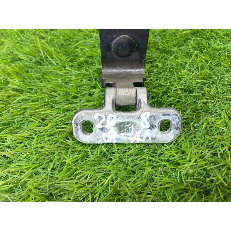 Петля багажника (кузов и элементы) Volkswagen Passat B8 2016 2.0 tdi 8V3827299B