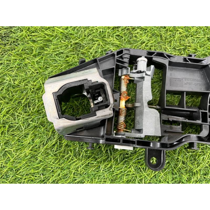 Кронштейн ручки двери (кузов и элементы) Volkswagen Passat B8 2016 2.0 tdi 518837812L