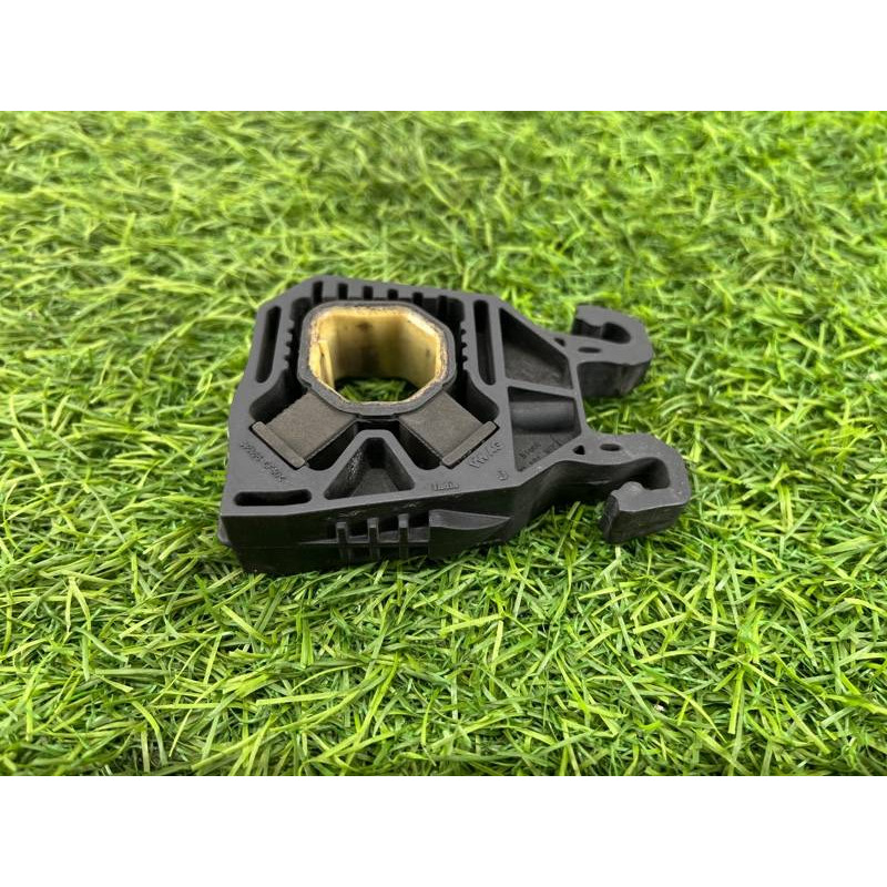 Крепление радиатора (кузов и элементы) Volkswagen Passat B8 2016 2.0 tdi 5Q0121367D