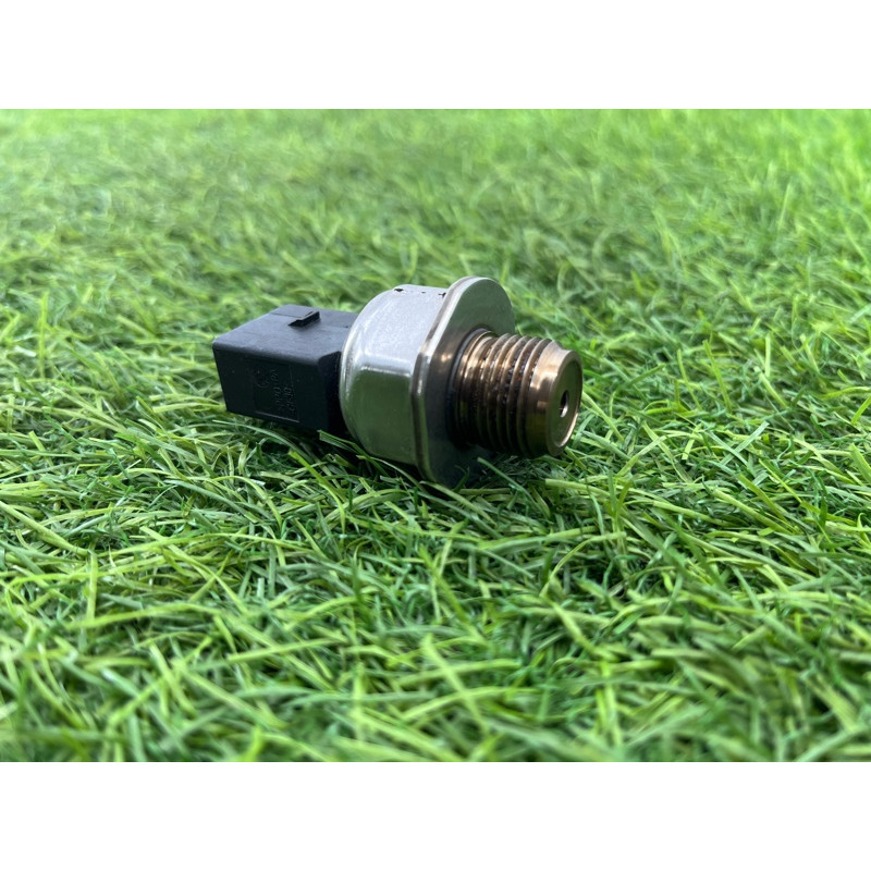 Датчик давления топлива (электрика / датчики) Volkswagen Passat B8 2016 2.0 tdi 04L906054