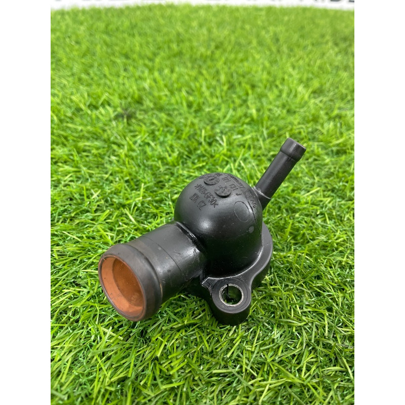 Фланец системы охлаждения (система охлаждения) Volkswagen Passat B8 2016 2.0 tdi 04L121131AA