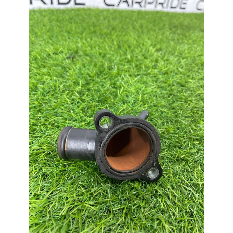 Фланец системы охлаждения (система охлаждения) Volkswagen Passat B8 2016 2.0 tdi 04L121131AA