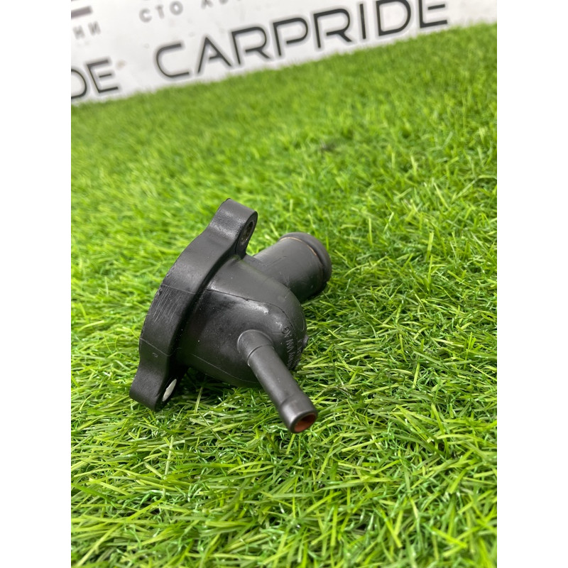 Фланец системы охлаждения (система охлаждения) Volkswagen Passat B8 2016 2.0 tdi 04L121131AA