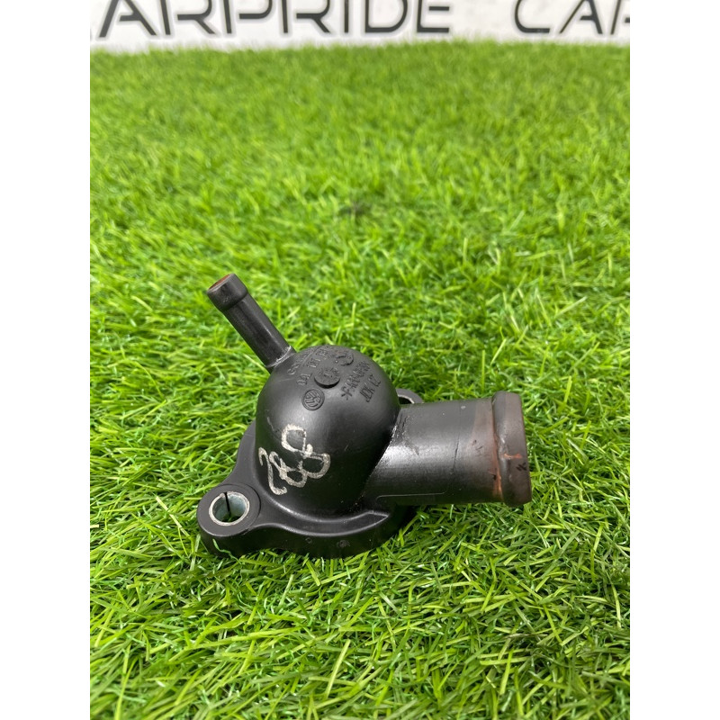 Фланец системы охлаждения (система охлаждения) Volkswagen Passat B8 2016 2.0 tdi 04L121131AA