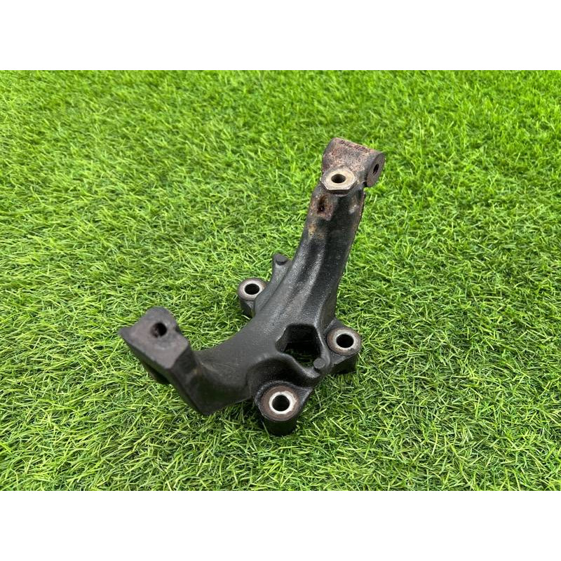 Кронштейн крепление катализатора (выпускная система) Volkswagen Passat B8 2016 2.0 tdi 04L131425A