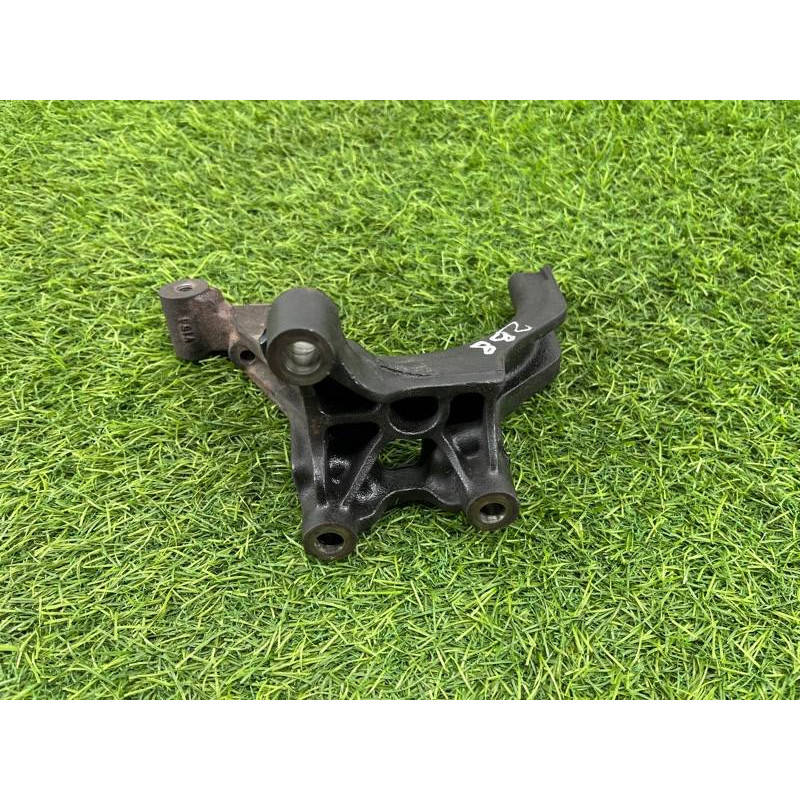 Кронштейн крепление катализатора (выпускная система) Volkswagen Passat B8 2016 2.0 tdi 04L131425A