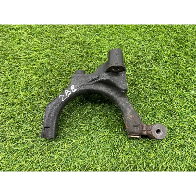 Кронштейн крепление катализатора (выпускная система) Volkswagen Passat B8 2016 2.0 tdi 04L131425A